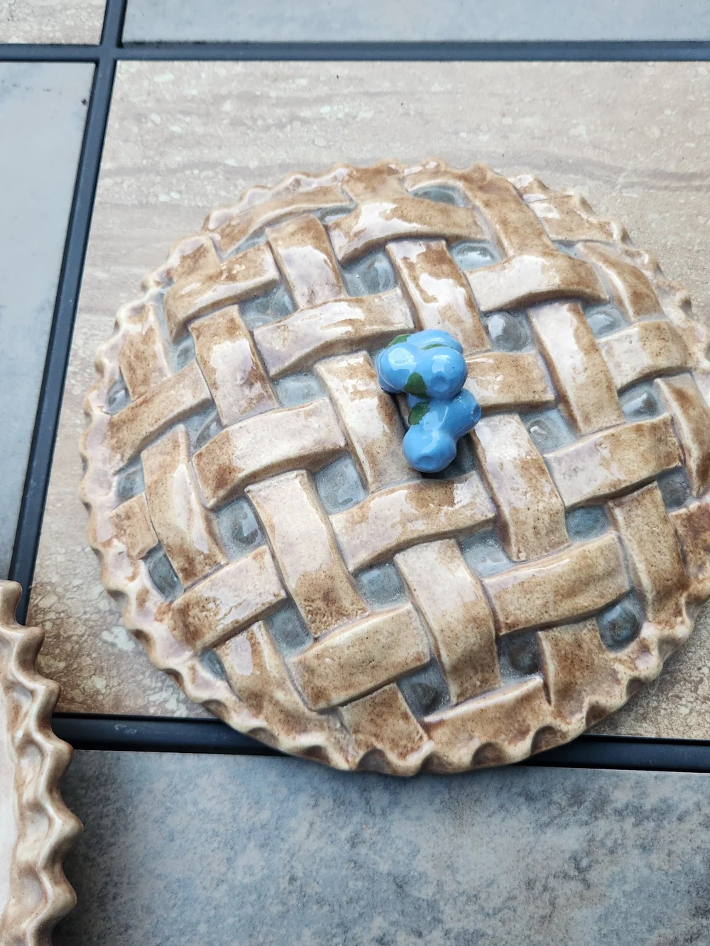 Ceramic Blueberry Pie Dish with Lattice Lid